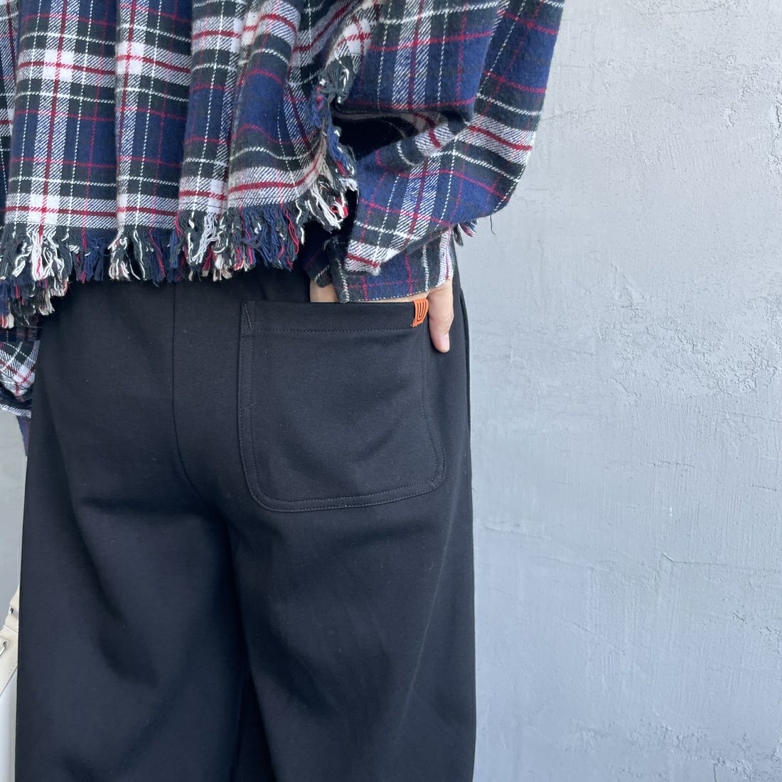 UNIVERSAL OVERALL [ユニバーサルオーバーオール] 別注 ポンチスウェットイージーパンツ [U2422601IN-JF] BLACK &&モデル身長：160cm 着用サイズ：S&&