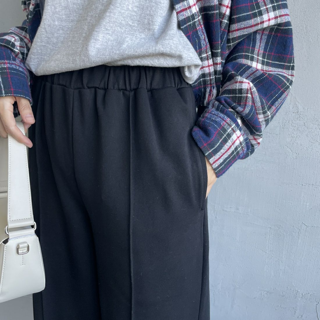 UNIVERSAL OVERALL [ユニバーサルオーバーオール] 別注 ポンチスウェットイージーパンツ [U2422601IN-JF] BLACK &&モデル身長：160cm 着用サイズ：S&&