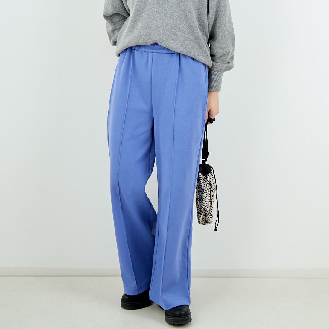 UNIVERSAL OVERALL [ユニバーサルオーバーオール] 別注 ポンチスウェットイージーパンツ [U2422601IN-JF] BLUE &&モデル身長：162cm 着用サイズ：S&&