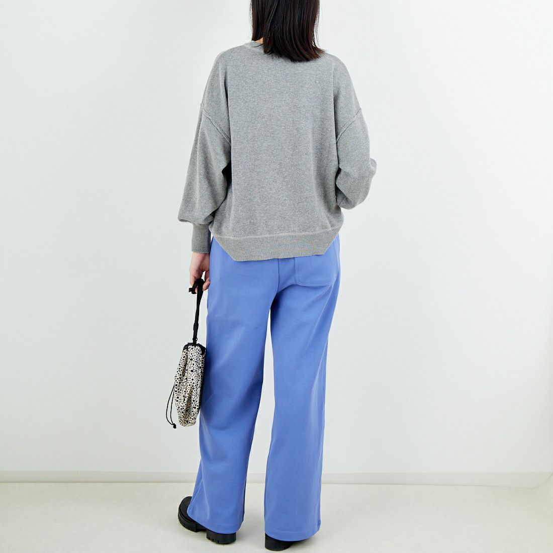 UNIVERSAL OVERALL [ユニバーサルオーバーオール] 別注 ポンチスウェットイージーパンツ [U2422601IN-JF] BLUE &&モデル身長：162cm 着用サイズ：S&&