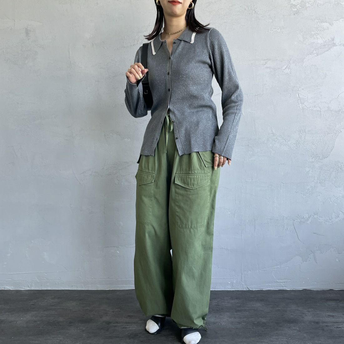 By/m [バイエム] ラメニットポロカーディガン [B24132019] 08 CHR/OFF &&モデル身長：163cm 着用サイズ：F&&