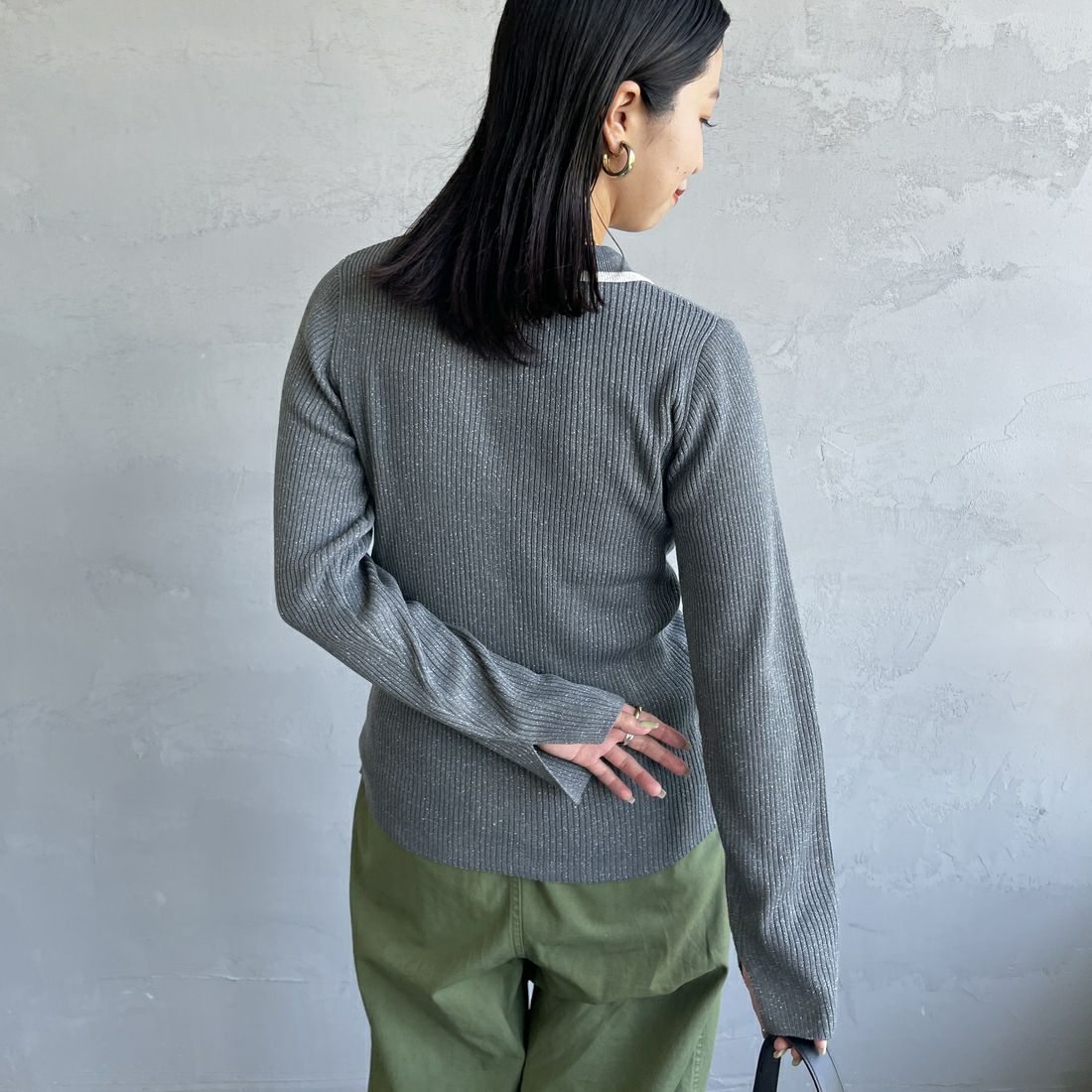 By/m [バイエム] ラメニットポロカーディガン [B24132019] 08 CHR/OFF &&モデル身長：163cm 着用サイズ：F&&