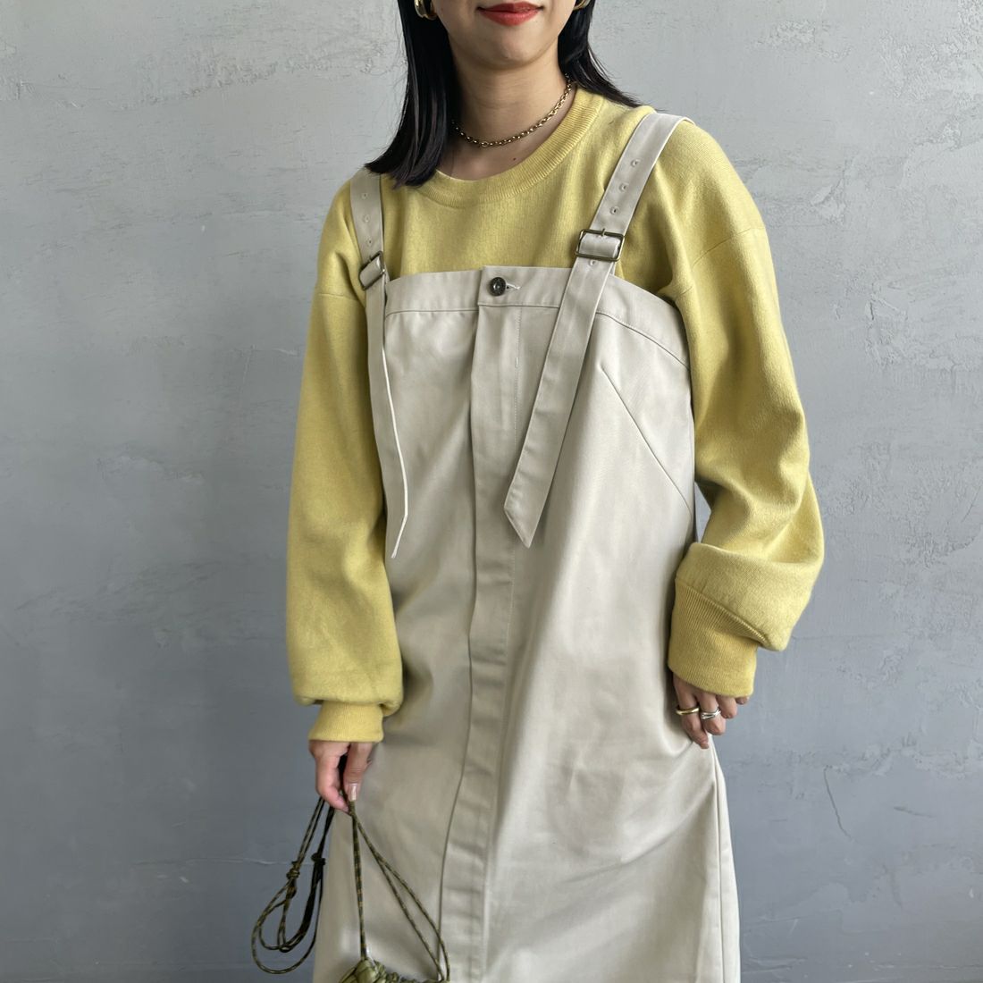 UNIVERSAL OVERALL [ユニバーサルオーバーオール] 別注 T/Cツイル ワークジャンパースカート [U2432710IN-JF] IVORY&&モデル身長：163cm 着用サイズ：F&&