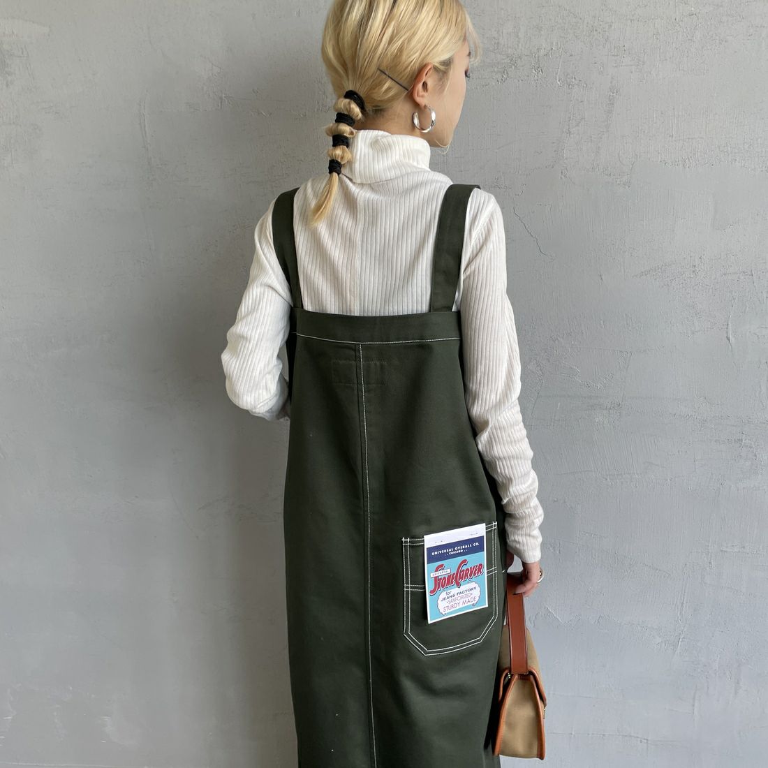 UNIVERSAL OVERALL [ユニバーサルオーバーオール] 別注 T/Cツイル ワークジャンパースカート [U2432710IN-JF] KHAKI&&モデル身長：150cm 着用サイズ：F&&