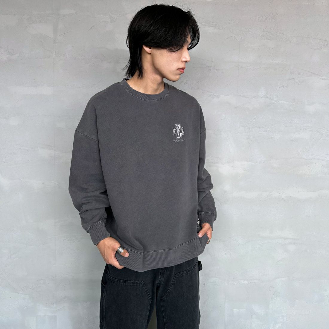 PENDLETON [ペンドルトン] 別注 ネイティブ柄 バックプリントピグメントスウェット [4475-7238-JF] BLACK &&モデル身長：179cm 着用サイズ：XL&&