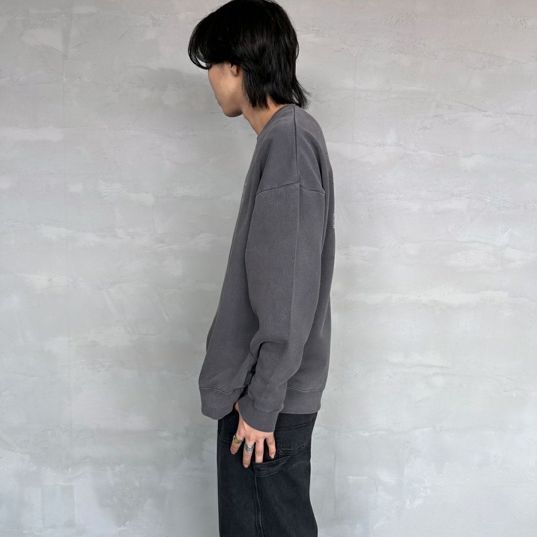 PENDLETON [ペンドルトン] 別注 ネイティブ柄 バックプリントピグメントスウェット [4475-7238-JF] BLACK &&モデル身長：179cm 着用サイズ：XL&&