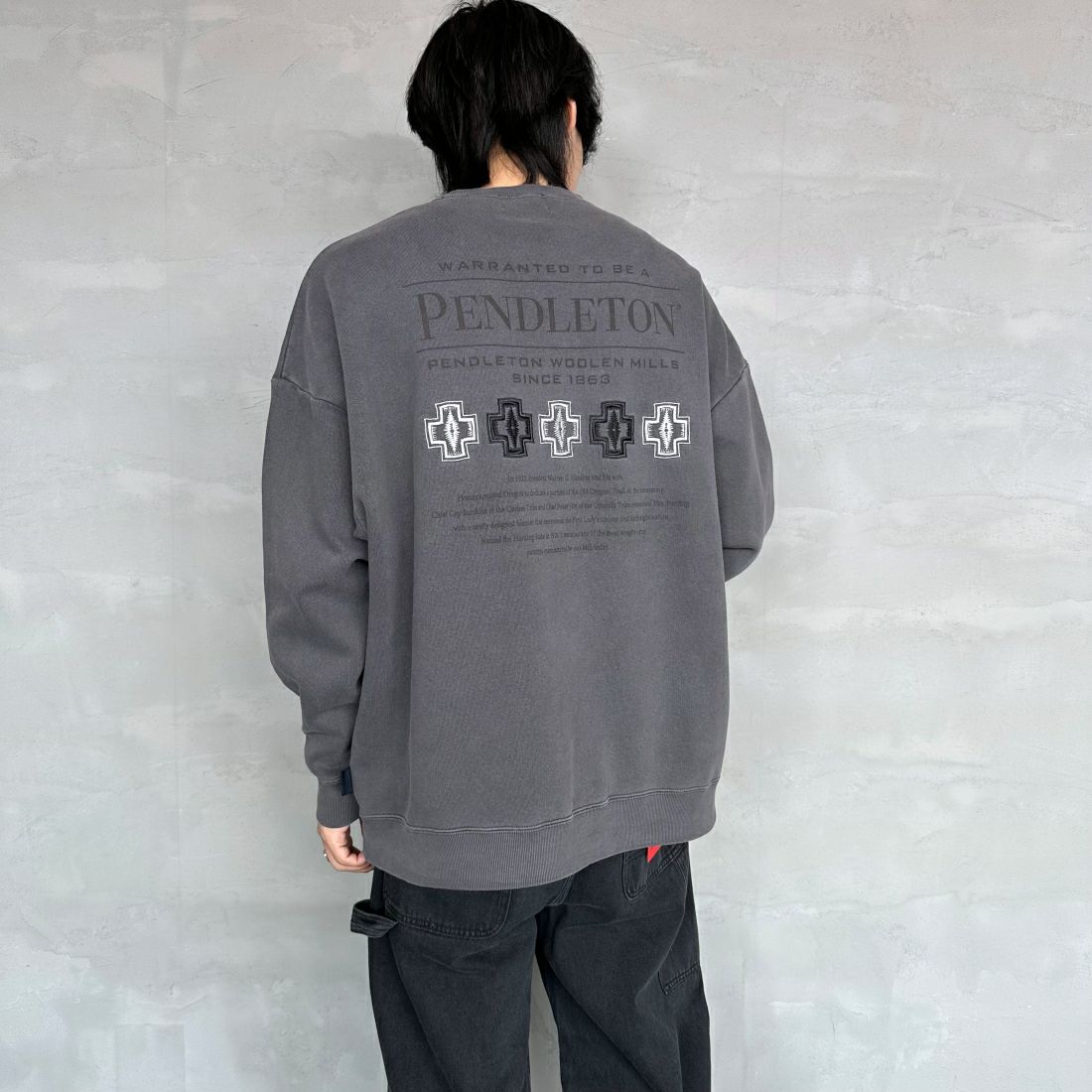 PENDLETON [ペンドルトン] 別注 ネイティブ柄 バックプリントピグメントスウェット [4475-7238-JF] BLACK &&モデル身長：179cm 着用サイズ：XL&&