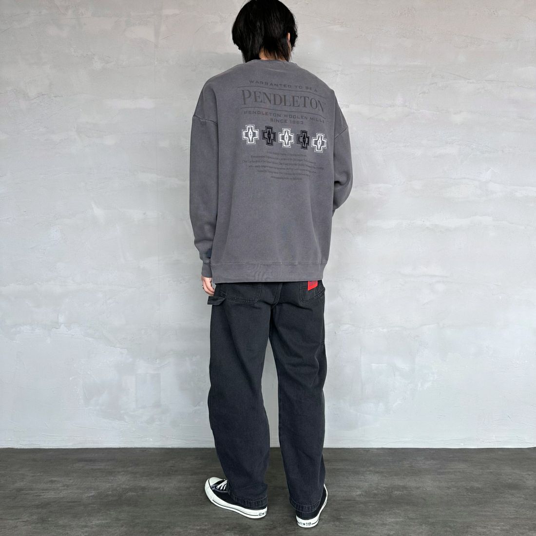 PENDLETON [ペンドルトン] 別注 ネイティブ柄 バックプリントピグメントスウェット [4475-7238-JF] BLACK &&モデル身長：179cm 着用サイズ：XL&&