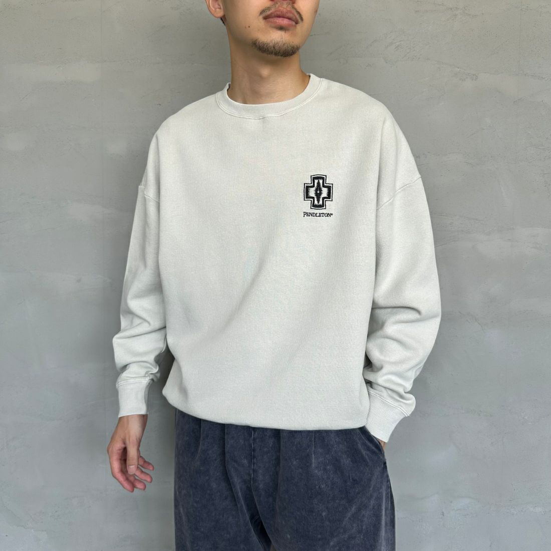 PENDLETON [ペンドルトン] 別注 ネイティブ柄 バックプリントピグメントスウェット [4475-7238-JF] GREY &&モデル身長：168cm 着用サイズ：M&&