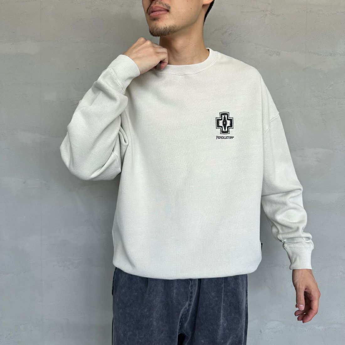 PENDLETON [ペンドルトン] 別注 ネイティブ柄 バックプリントピグメントスウェット [4475-7238-JF] GREY &&モデル身長：168cm 着用サイズ：M&&