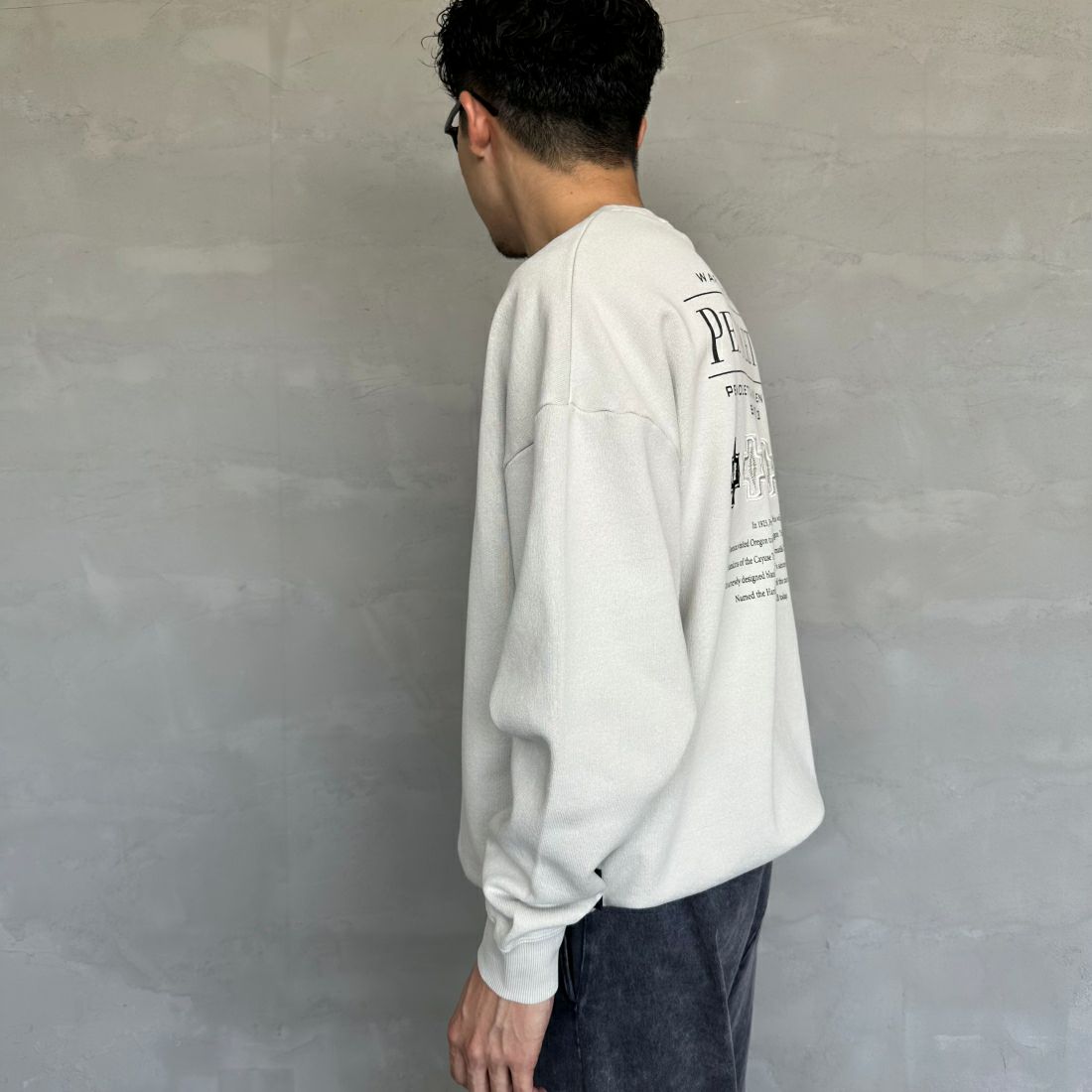 PENDLETON [ペンドルトン] 別注 ネイティブ柄 バックプリントピグメントスウェット [4475-7238-JF] GREY &&モデル身長：168cm 着用サイズ：M&&