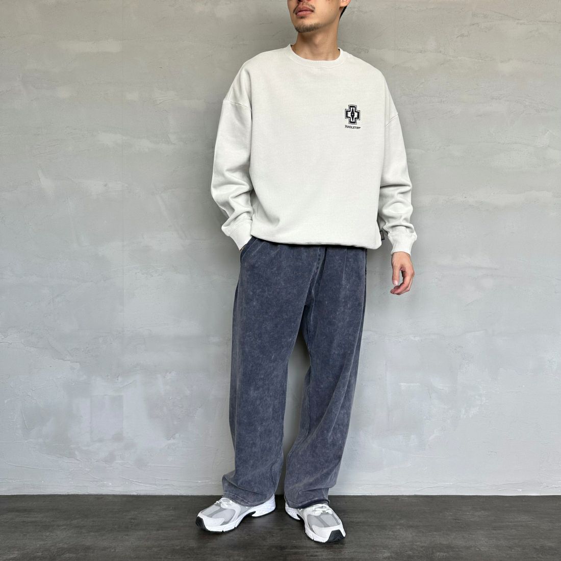 PENDLETON [ペンドルトン] 別注 ネイティブ柄 バックプリントピグメントスウェット [4475-7238-JF] GREY &&モデル身長：168cm 着用サイズ：M&&