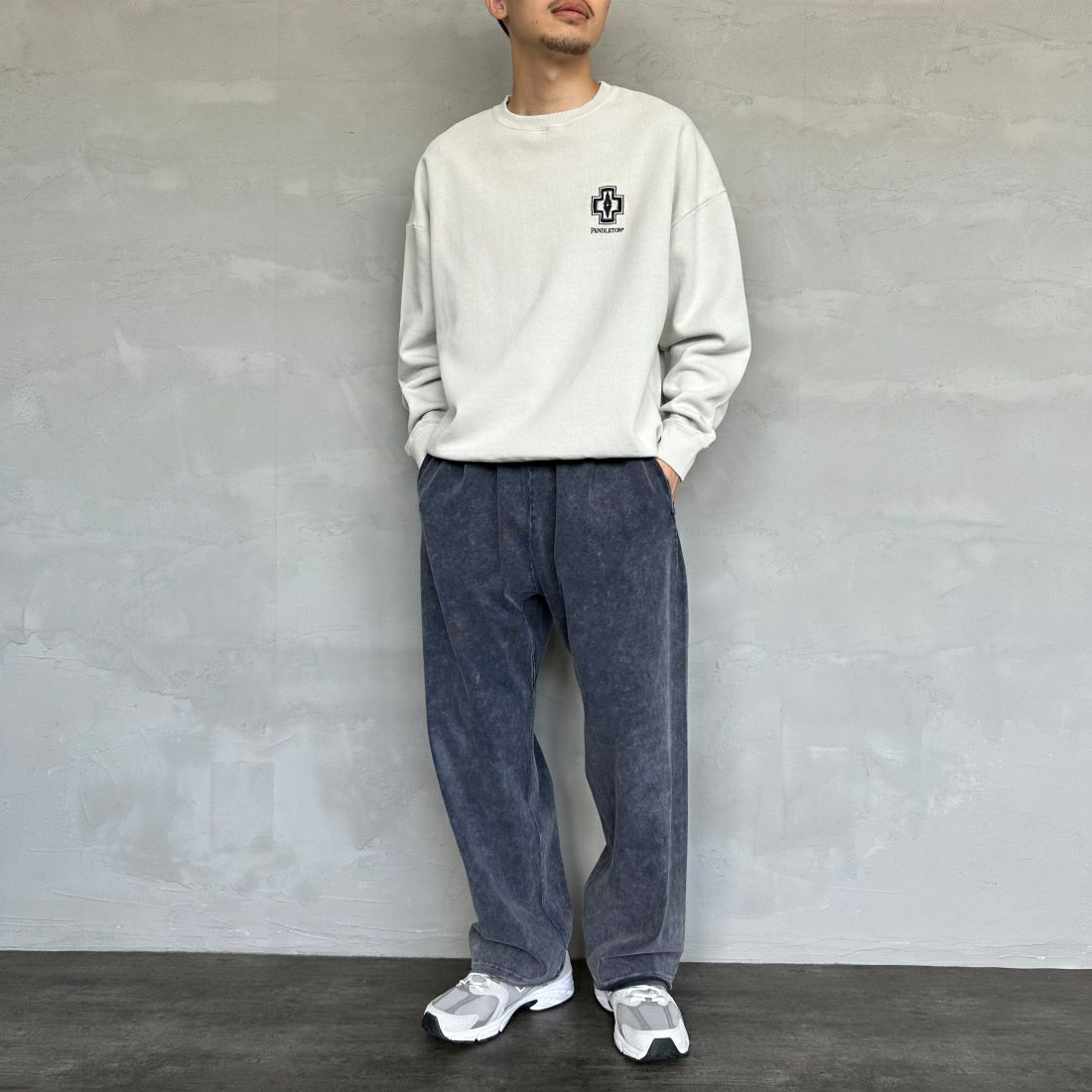 PENDLETON [ペンドルトン] 別注 ネイティブ柄 バックプリントピグメントスウェット [4475-7238-JF] GREY &&モデル身長：168cm 着用サイズ：M&&