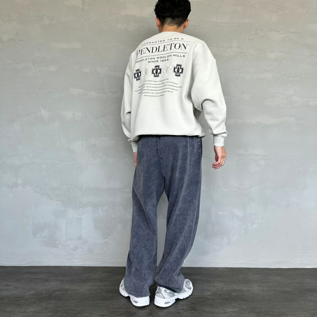 PENDLETON [ペンドルトン] 別注 ネイティブ柄 バックプリントピグメントスウェット [4475-7238-JF] GREY &&モデル身長：168cm 着用サイズ：M&&