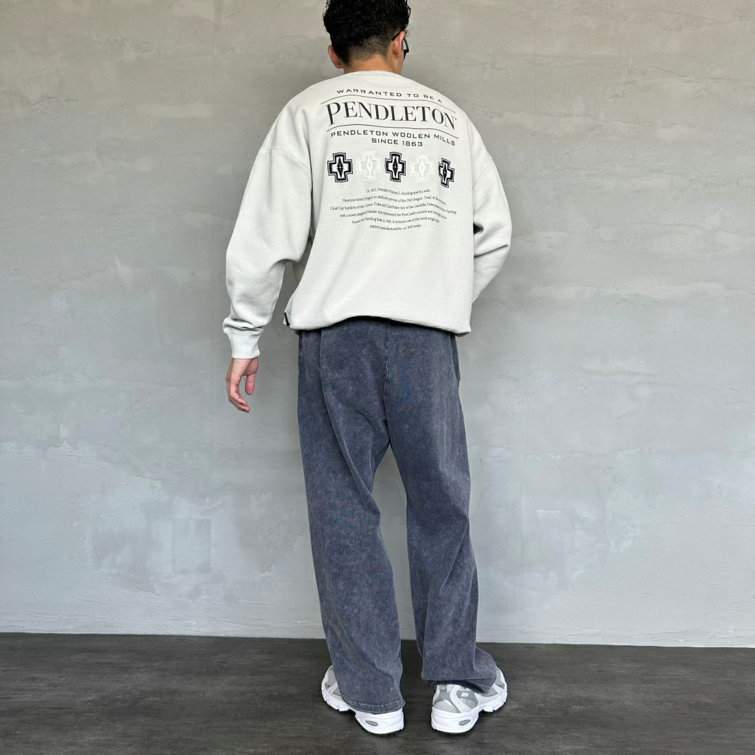 PENDLETON [ペンドルトン] 別注 ネイティブ柄 バックプリントピグメントスウェット [4475-7238-JF] GREY &&モデル身長：168cm 着用サイズ：M&&