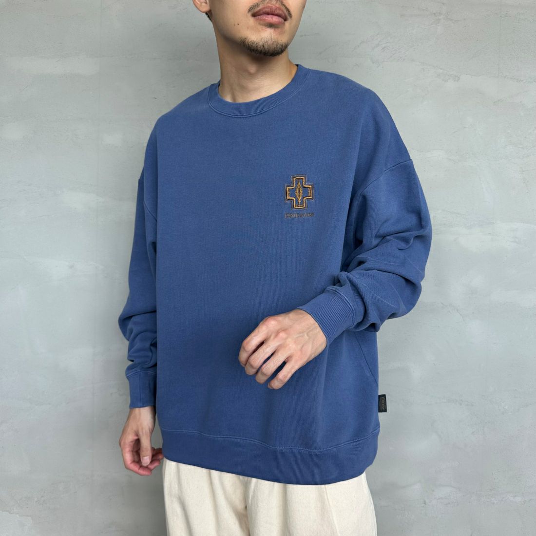 PENDLETON [ペンドルトン] 別注 ネイティブ柄 バックプリントピグメントスウェット [4475-7238-JF] NAVY &&モデル身長：168cm 着用サイズ：M&&