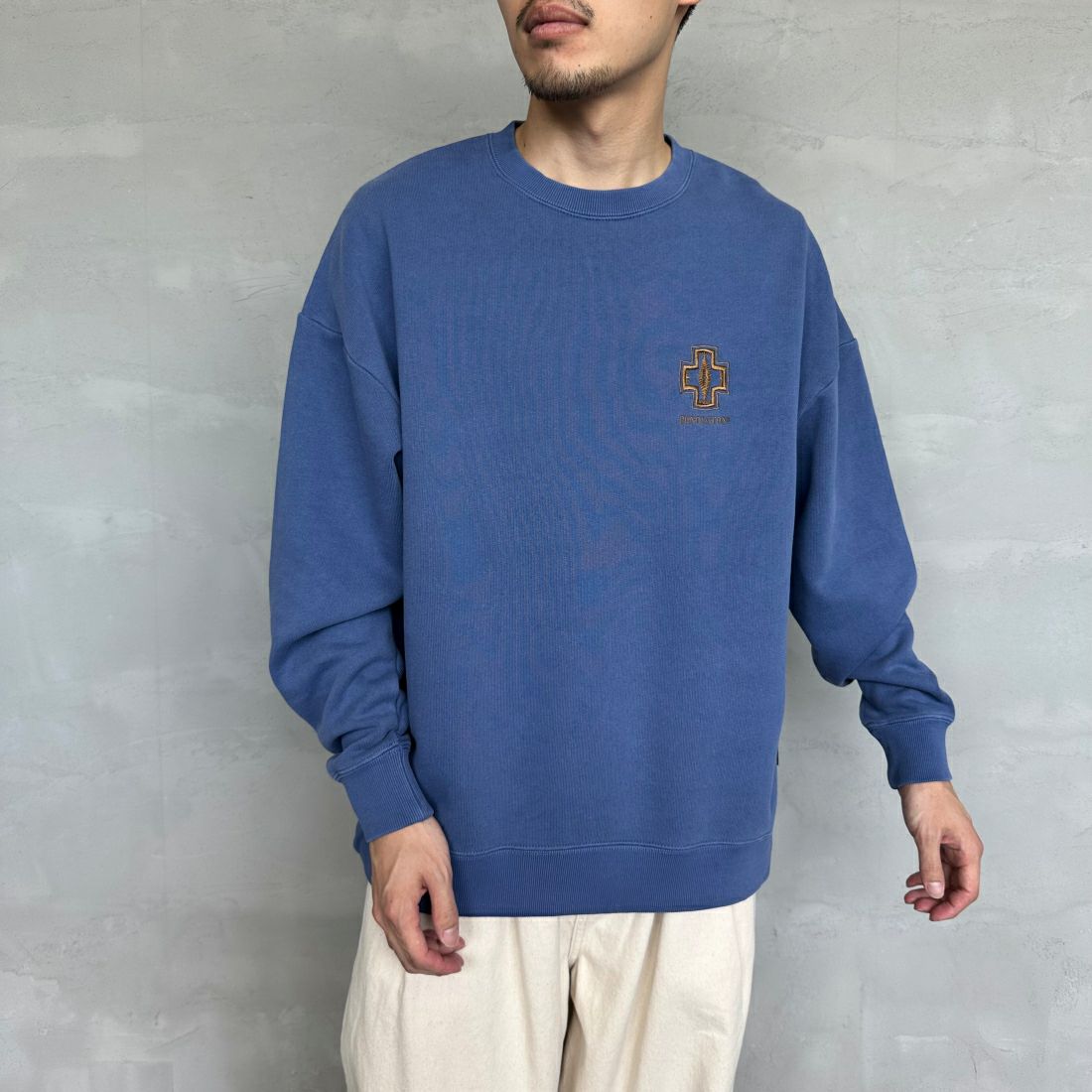 PENDLETON [ペンドルトン] 別注 ネイティブ柄 バックプリントピグメントスウェット [4475-7238-JF] NAVY &&モデル身長：168cm 着用サイズ：M&&