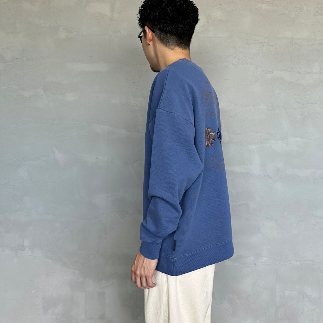 PENDLETON [ペンドルトン] 別注 ネイティブ柄 バックプリントピグメントスウェット [4475-7238-JF] NAVY &&モデル身長：168cm 着用サイズ：M&&