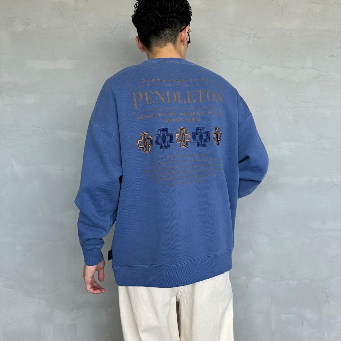 PENDLETON [ペンドルトン] 別注 ネイティブ柄 バックプリントピグメントスウェット [4475-7238-JF] NAVY &&モデル身長：168cm 着用サイズ：M&&