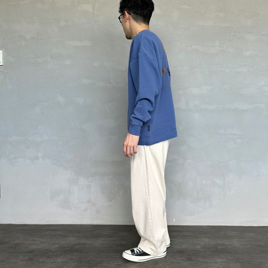 PENDLETON [ペンドルトン] 別注 ネイティブ柄 バックプリントピグメントスウェット [4475-7238-JF] NAVY &&モデル身長：168cm 着用サイズ：M&&