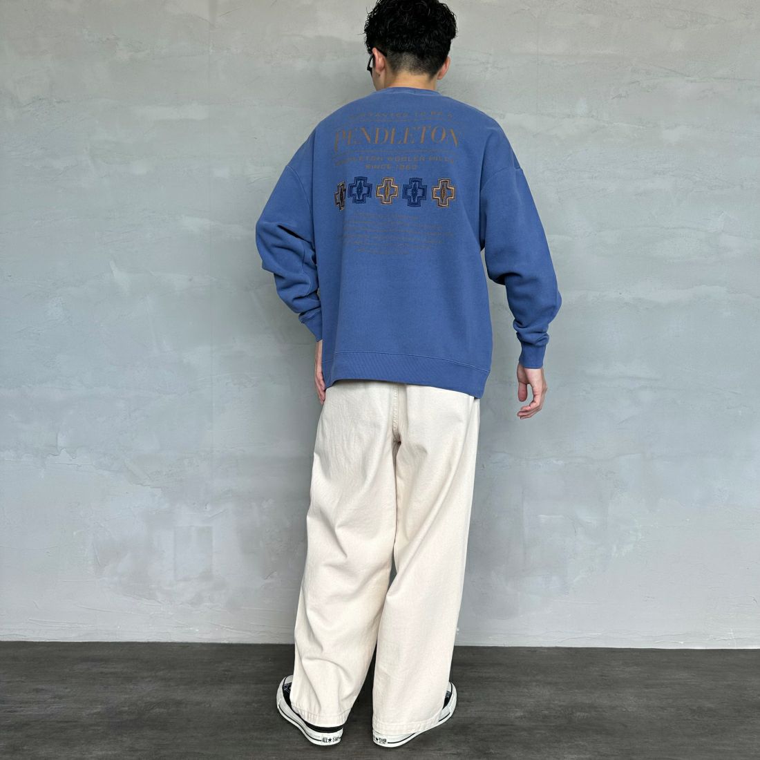 PENDLETON [ペンドルトン] 別注 ネイティブ柄 バックプリントピグメントスウェット [4475-7238-JF] NAVY &&モデル身長：168cm 着用サイズ：M&&