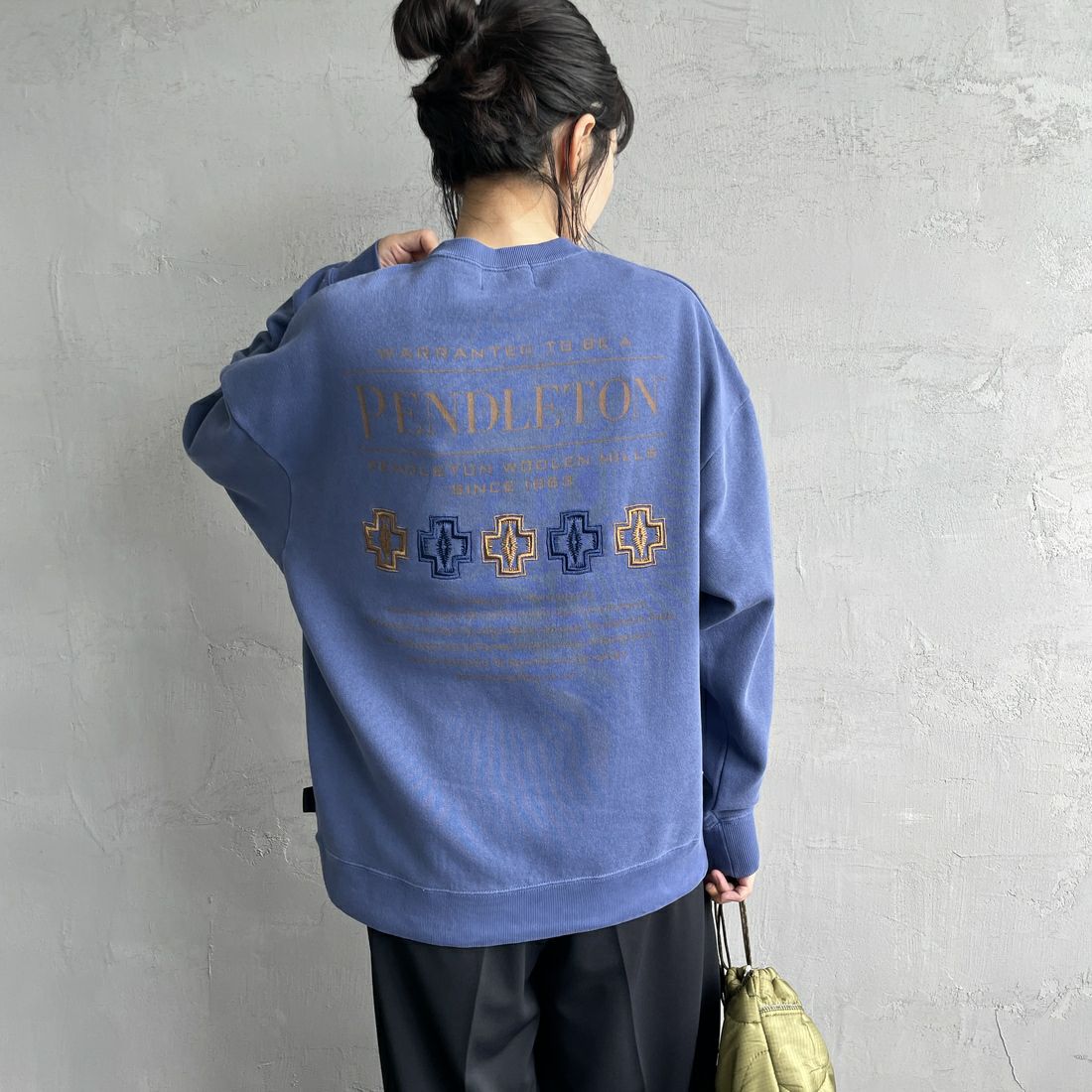 PENDLETON [ペンドルトン] 別注 ネイティブ柄 バックプリントピグメントスウェット [4475-7238-JF] NAVY &&モデル身長：160cm 着用サイズ：S&&