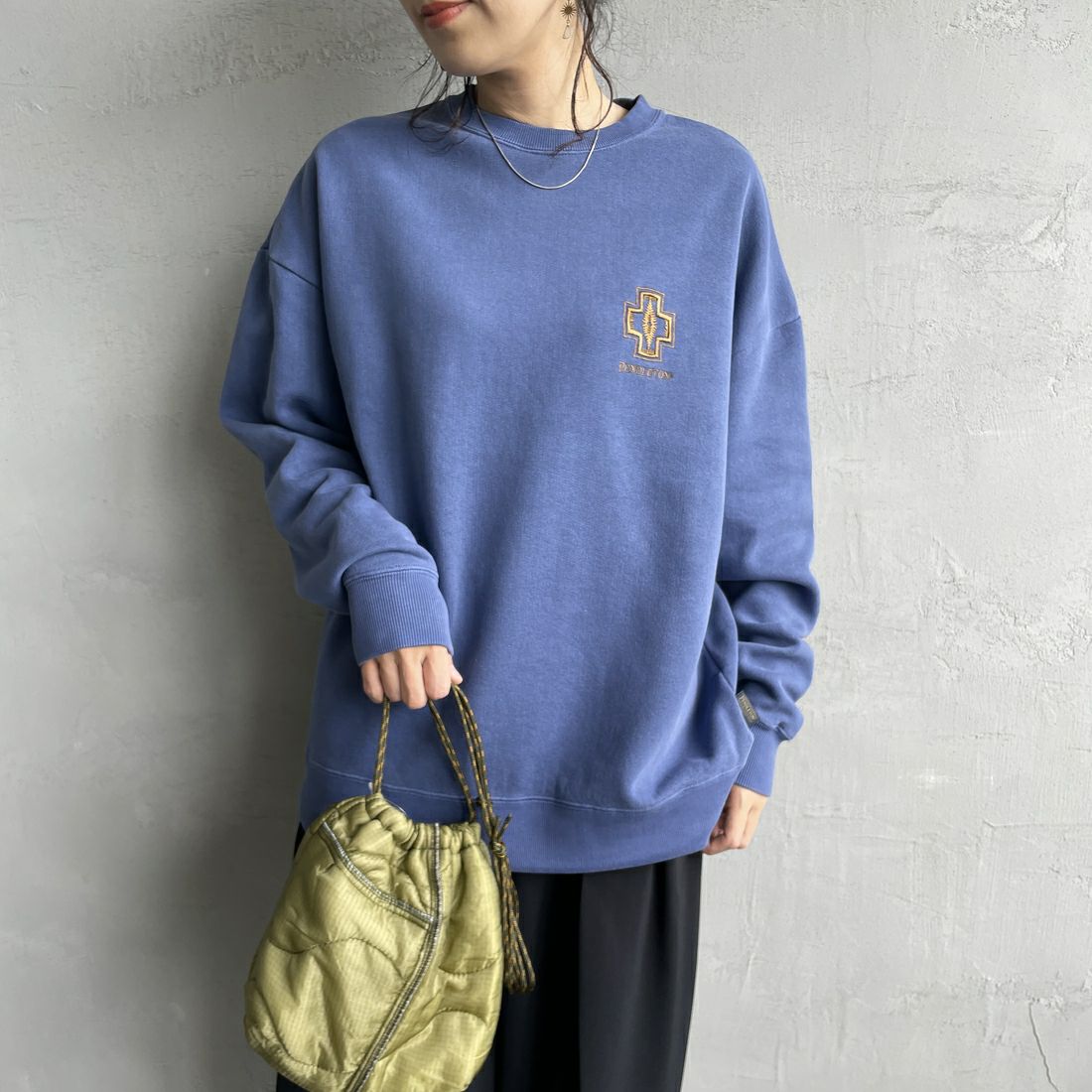 PENDLETON [ペンドルトン] 別注 ネイティブ柄 バックプリントピグメントスウェット [4475-7238-JF] NAVY &&モデル身長：160cm 着用サイズ：S&&