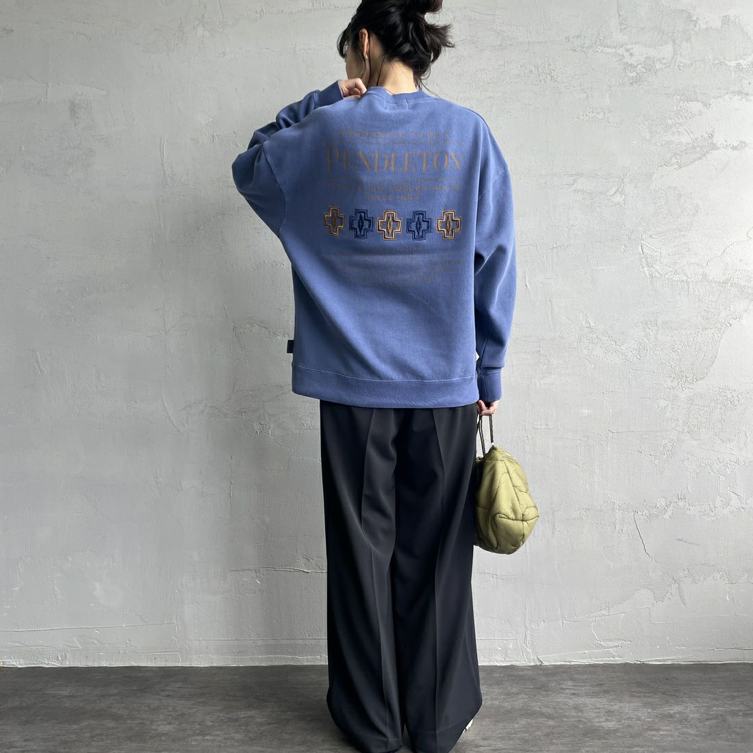 PENDLETON [ペンドルトン] 別注 ネイティブ柄 バックプリントピグメントスウェット [4475-7238-JF] NAVY &&モデル身長：160cm 着用サイズ：S&&