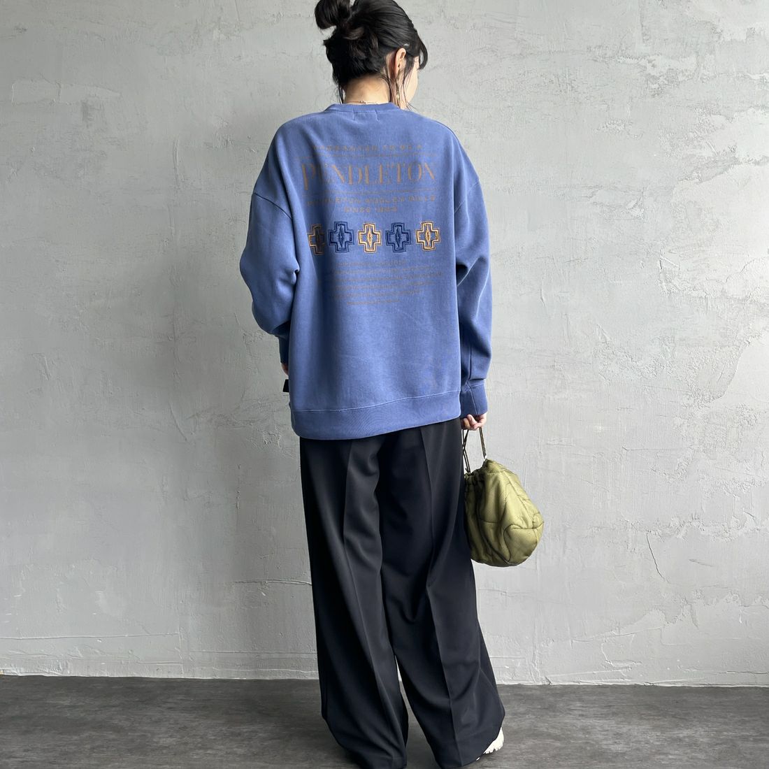 PENDLETON [ペンドルトン] 別注 ネイティブ柄 バックプリントピグメントスウェット [4475-7238-JF] NAVY &&モデル身長：160cm 着用サイズ：S&&