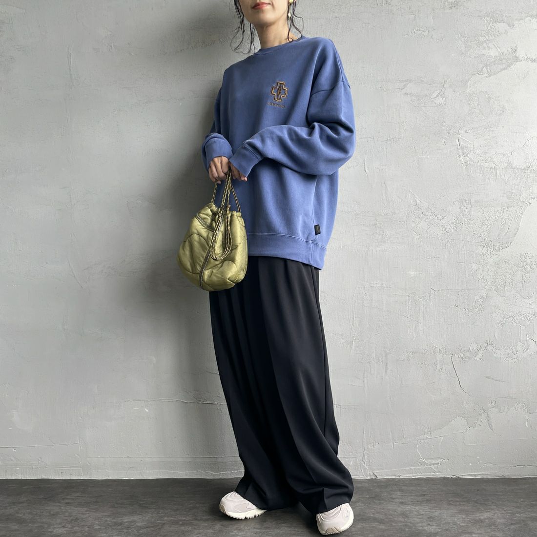 PENDLETON [ペンドルトン] 別注 ネイティブ柄 バックプリントピグメントスウェット [4475-7238-JF] NAVY &&モデル身長：160cm 着用サイズ：S&&