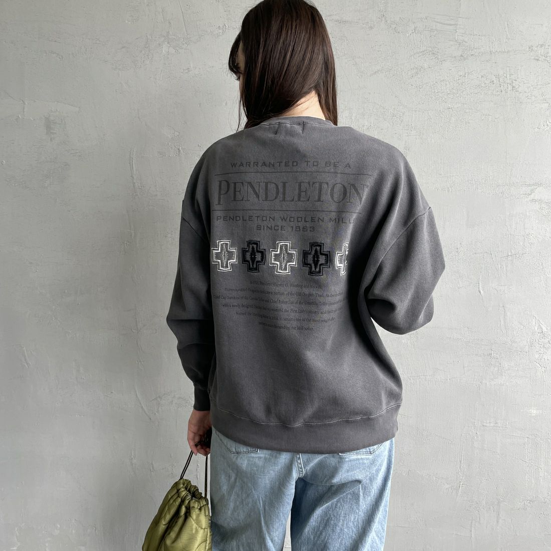 PENDLETON [ペンドルトン] 別注 ネイティブ柄 バックプリントピグメントスウェット [4475-7238-JF] BLACK &&モデル身長：167cm 着用サイズ：S&&