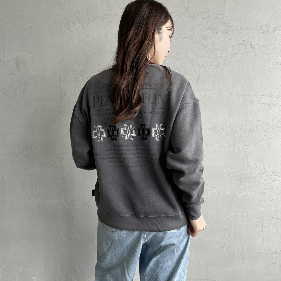 PENDLETON [ペンドルトン] 別注 ネイティブ柄 バックプリントピグメントスウェット [4475-7238-JF] BLACK &&モデル身長：167cm 着用サイズ：S&&