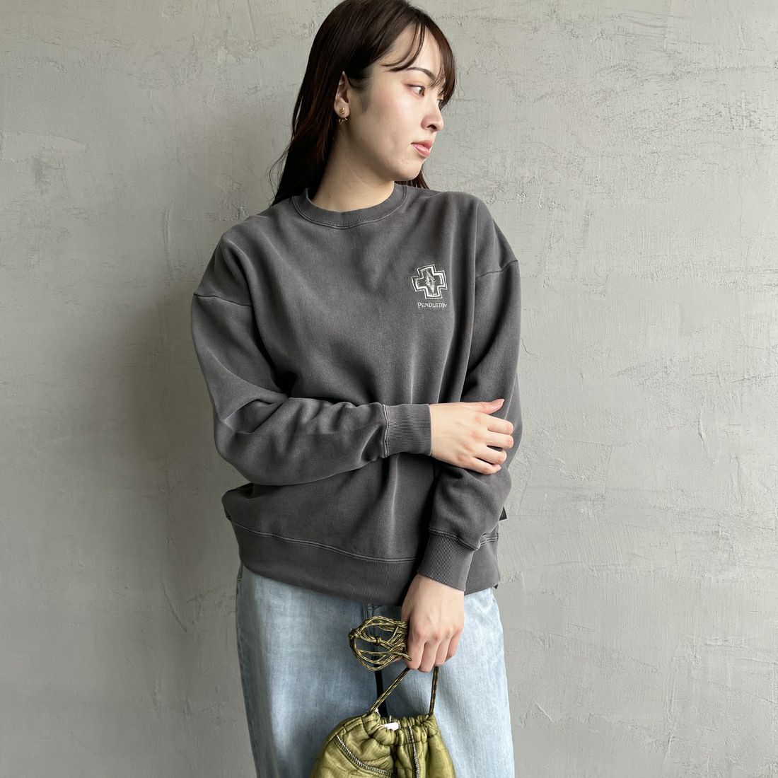 PENDLETON [ペンドルトン] 別注 ネイティブ柄 バックプリントピグメントスウェット [4475-7238-JF] BLACK &&モデル身長：167cm 着用サイズ：S&&