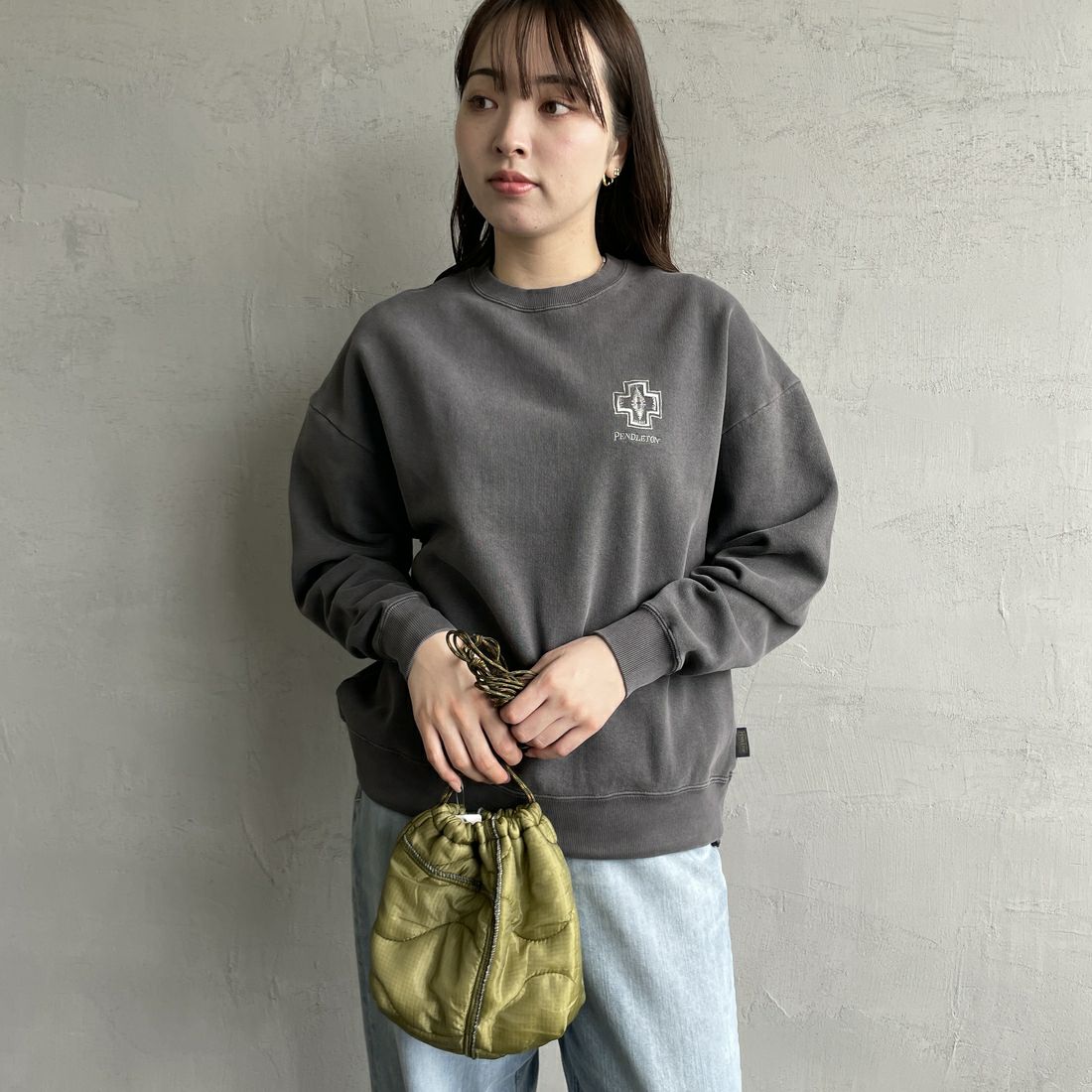 PENDLETON [ペンドルトン] 別注 ネイティブ柄 バックプリントピグメントスウェット [4475-7238-JF] BLACK &&モデル身長：167cm 着用サイズ：S&&