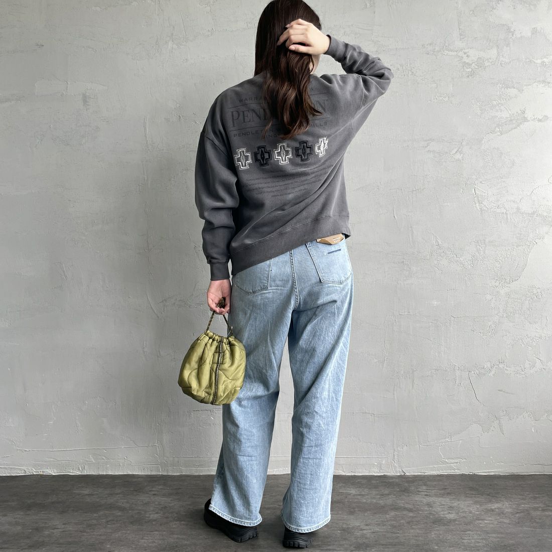 PENDLETON [ペンドルトン] 別注 ネイティブ柄 バックプリントピグメントスウェット [4475-7238-JF] BLACK &&モデル身長：167cm 着用サイズ：S&&
