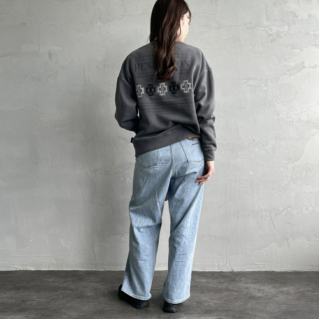 PENDLETON [ペンドルトン] 別注 ネイティブ柄 バックプリントピグメントスウェット [4475-7238-JF] BLACK &&モデル身長：167cm 着用サイズ：S&&