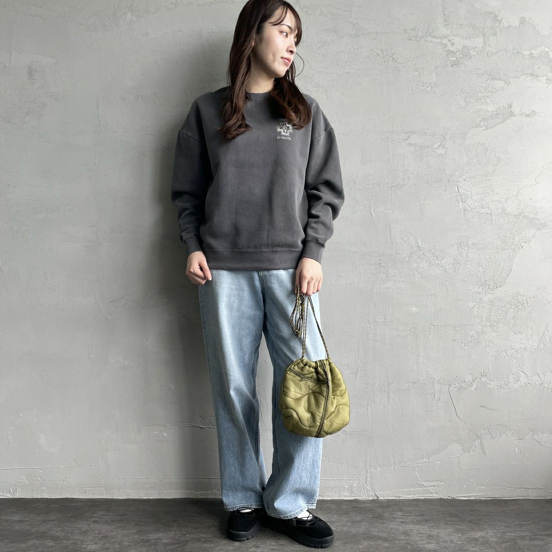 PENDLETON [ペンドルトン] 別注 ネイティブ柄 バックプリントピグメントスウェット [4475-7238-JF] BLACK &&モデル身長：167cm 着用サイズ：S&&