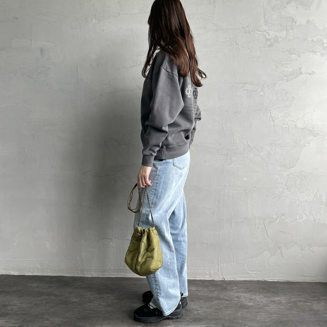 PENDLETON [ペンドルトン] 別注 ネイティブ柄 バックプリントピグメントスウェット [4475-7238-JF] BLACK &&モデル身長：167cm 着用サイズ：S&&