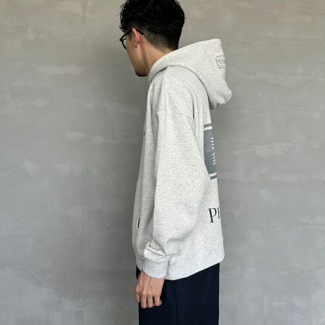 PENDLETON [ペンドルトン] 別注 ネイティブ柄 バックプリントフード刺繍スウェットパーカー [4475-7239-JF] ASH GRAY &&モデル身長：168cm 着用サイズ：M&&