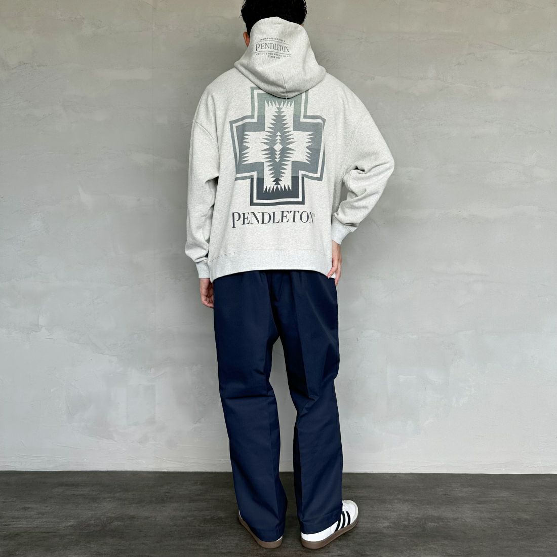 PENDLETON [ペンドルトン] 別注 ネイティブ柄 バックプリントフード刺繍スウェットパーカー [4475-7239-JF] ASH GRAY &&モデル身長：168cm 着用サイズ：M&&