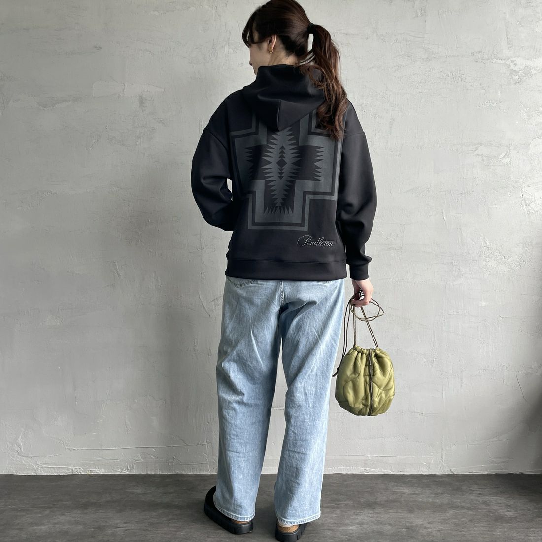 PENDLETON [ペンドルトン] 別注 ネイティブ柄 ダンボールニット スウェットパーカー [4475-7237-JF] BLACK &&モデル身長：167cm 着用サイズ：S&&