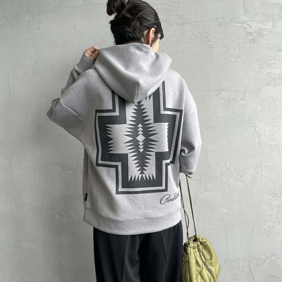 PENDLETON [ペンドルトン] 別注 ネイティブ柄 ダンボールニット スウェットパーカー [4475-7237-JF] GRAY &&モデル身長：160cm 着用サイズ：S&&