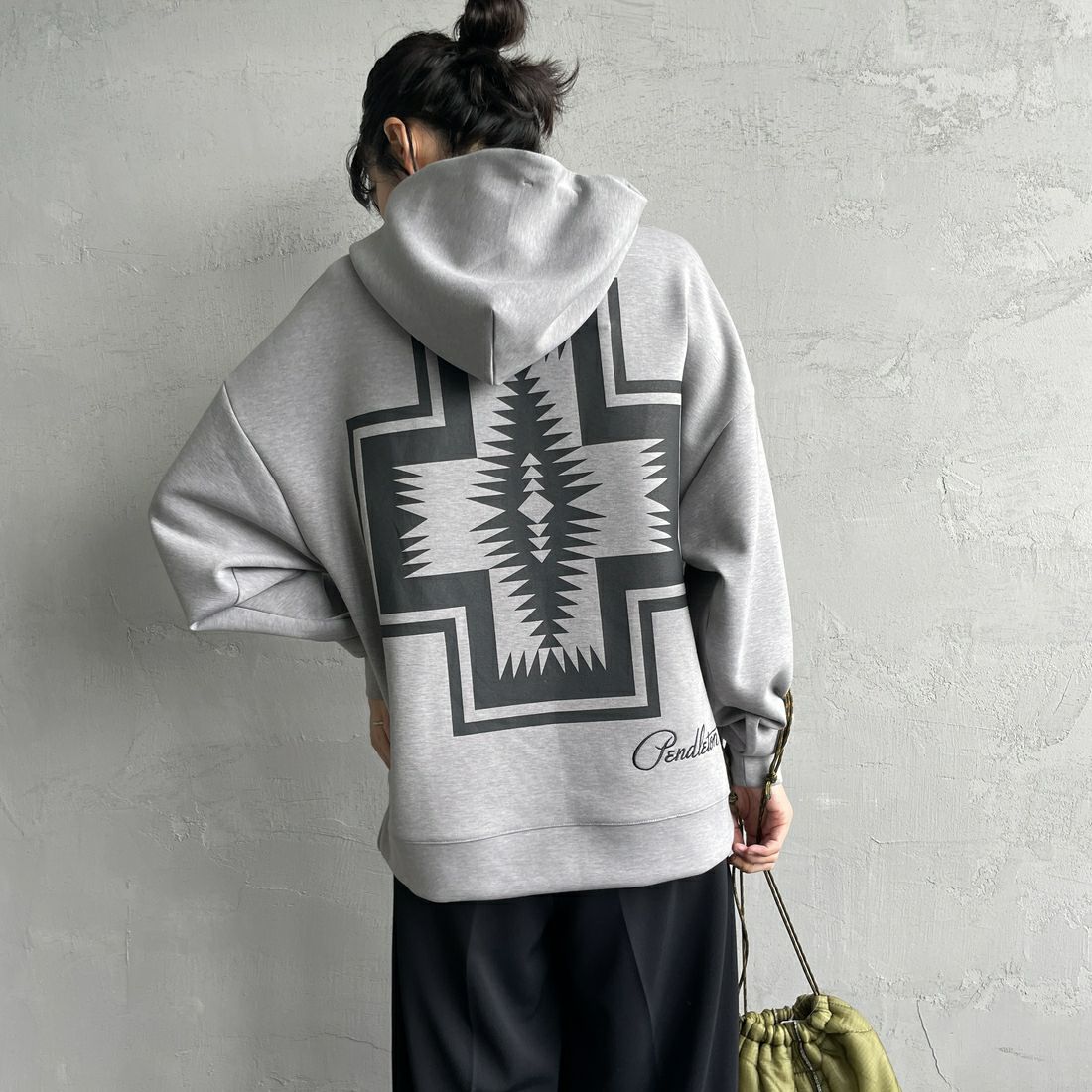PENDLETON [ペンドルトン] 別注 ネイティブ柄 ダンボールニット スウェットパーカー [4475-7237-JF] GRAY &&モデル身長：160cm 着用サイズ：S&&