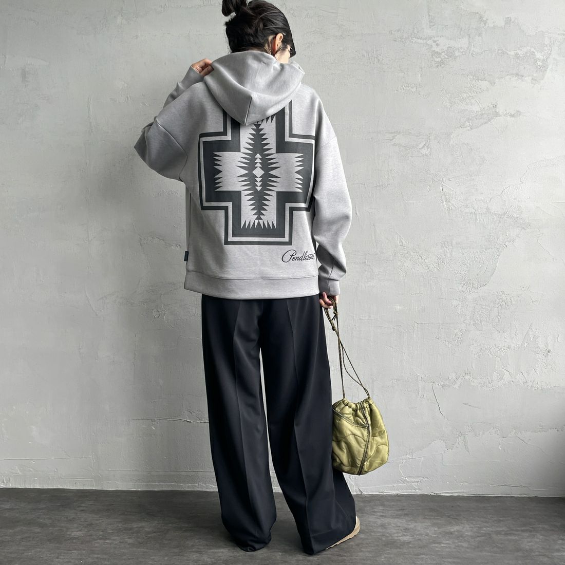 PENDLETON [ペンドルトン] 別注 ネイティブ柄 ダンボールニット スウェットパーカー [4475-7237-JF] GRAY &&モデル身長：160cm 着用サイズ：S&&