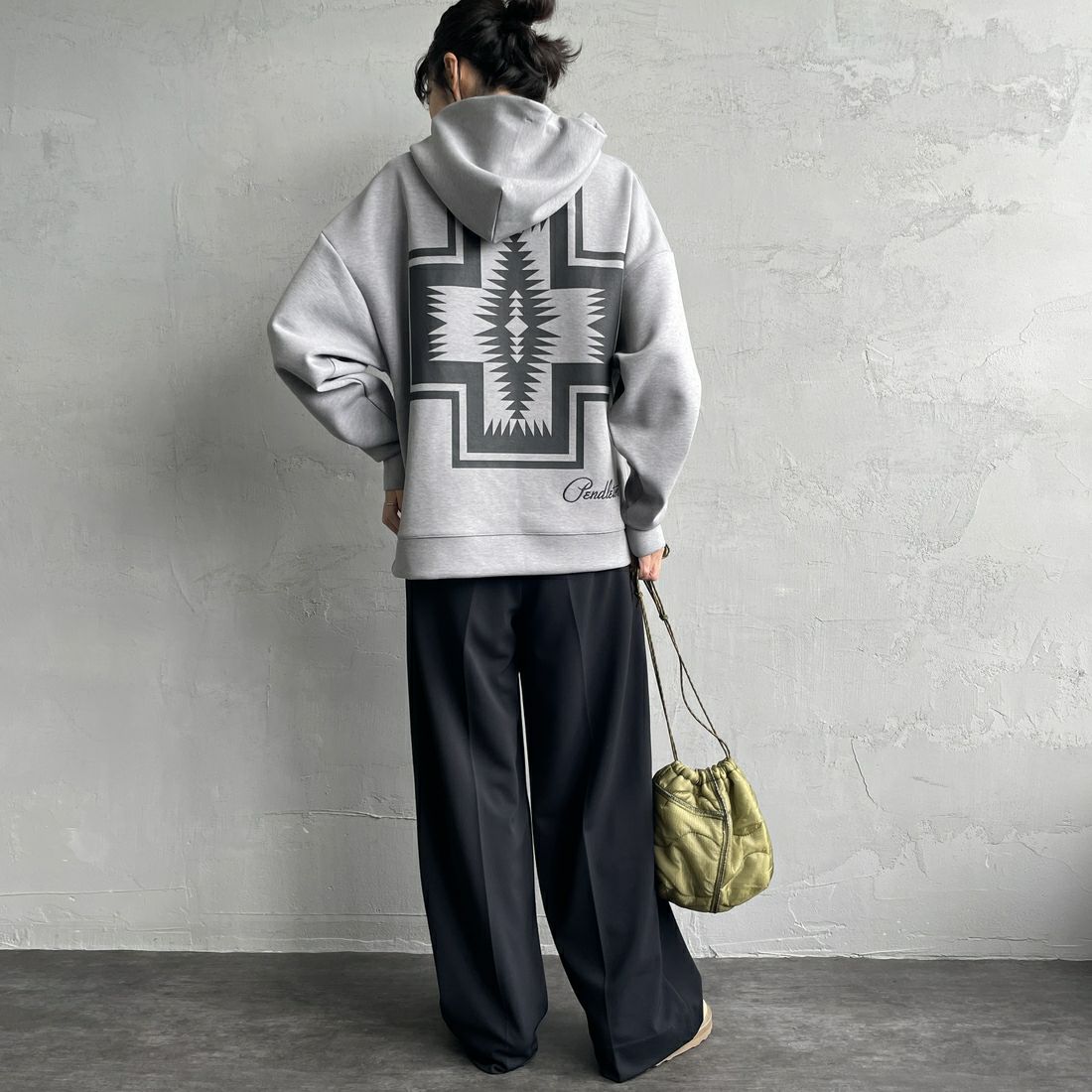 PENDLETON [ペンドルトン] 別注 ネイティブ柄 ダンボールニット スウェットパーカー [4475-7237-JF] GRAY &&モデル身長：160cm 着用サイズ：S&&