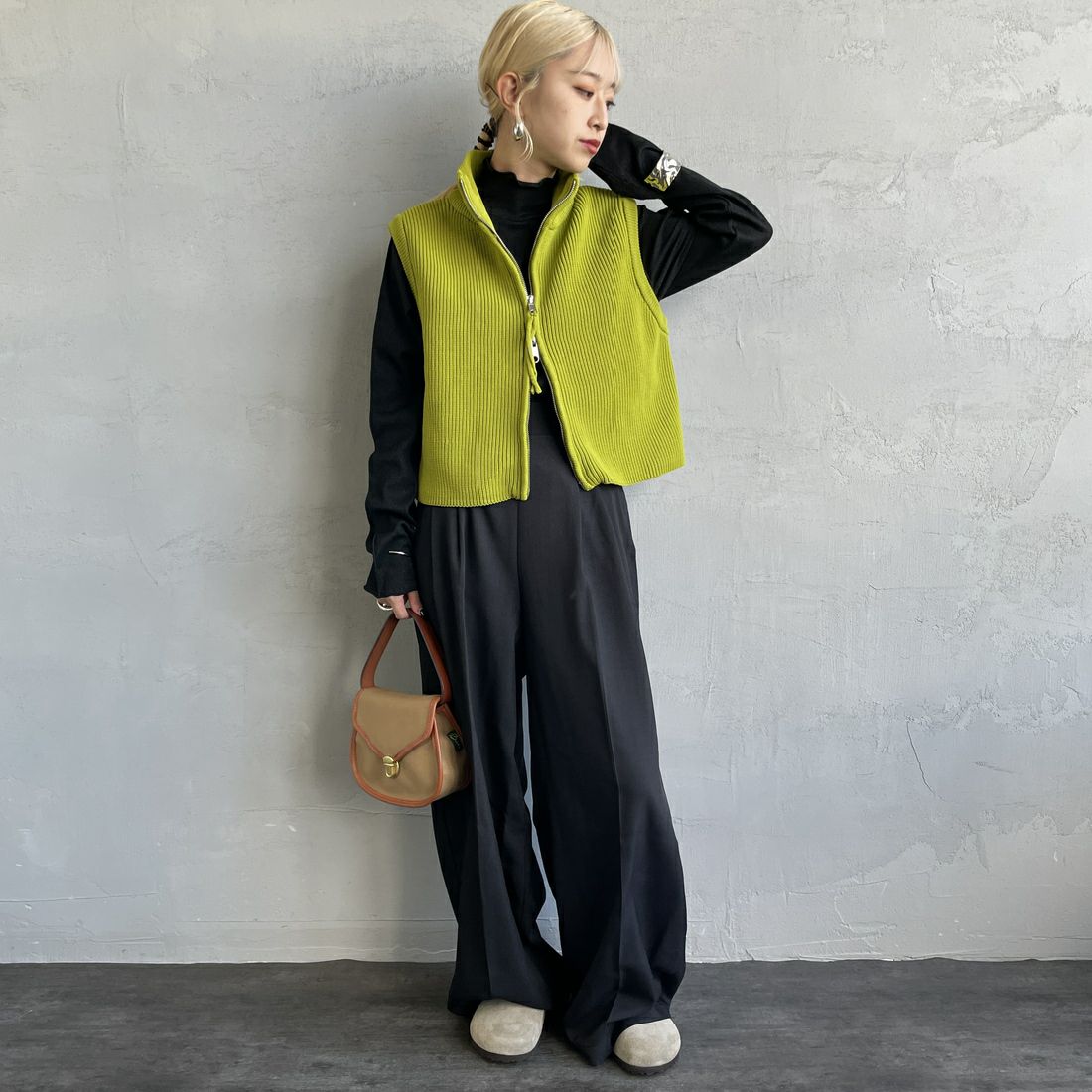 Maison de L'allure [メゾン ドゥ ラリュール] ドライバーズニットベスト [M24131020] 38 LIME &&モデル身長：150cm 着用サイズ：F&&