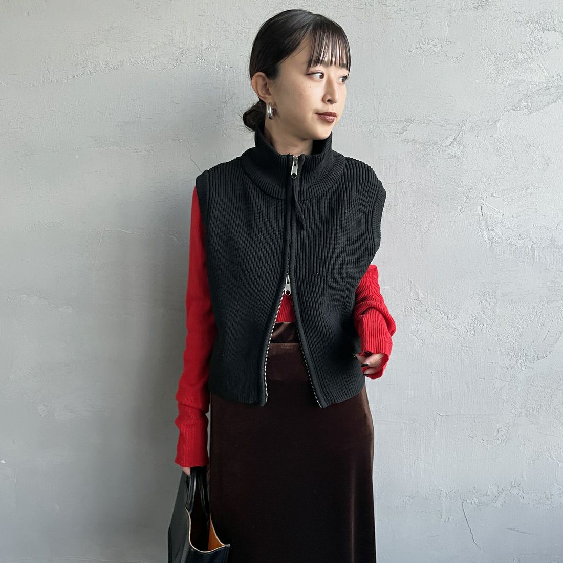 Maison de L'allure [メゾン ドゥ ラリュール] ドライバーズニットベスト [M24131020] 09 BLACK &&モデル身長：150cm 着用サイズ：F&&