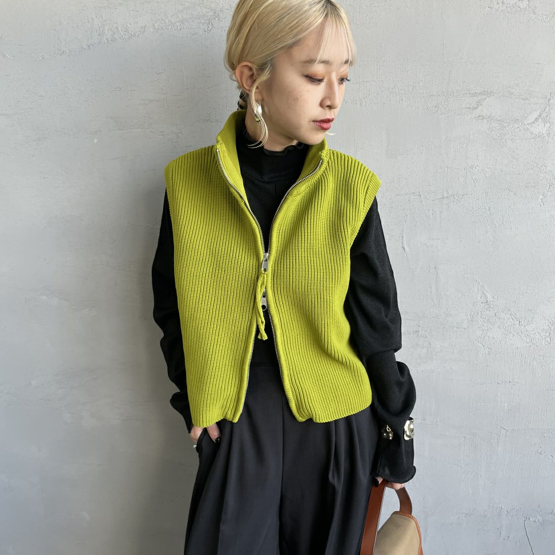 Maison de L'allure [メゾン ドゥ ラリュール] ドライバーズニットベスト [M24131020] 38 LIME &&モデル身長：150cm 着用サイズ：F&&