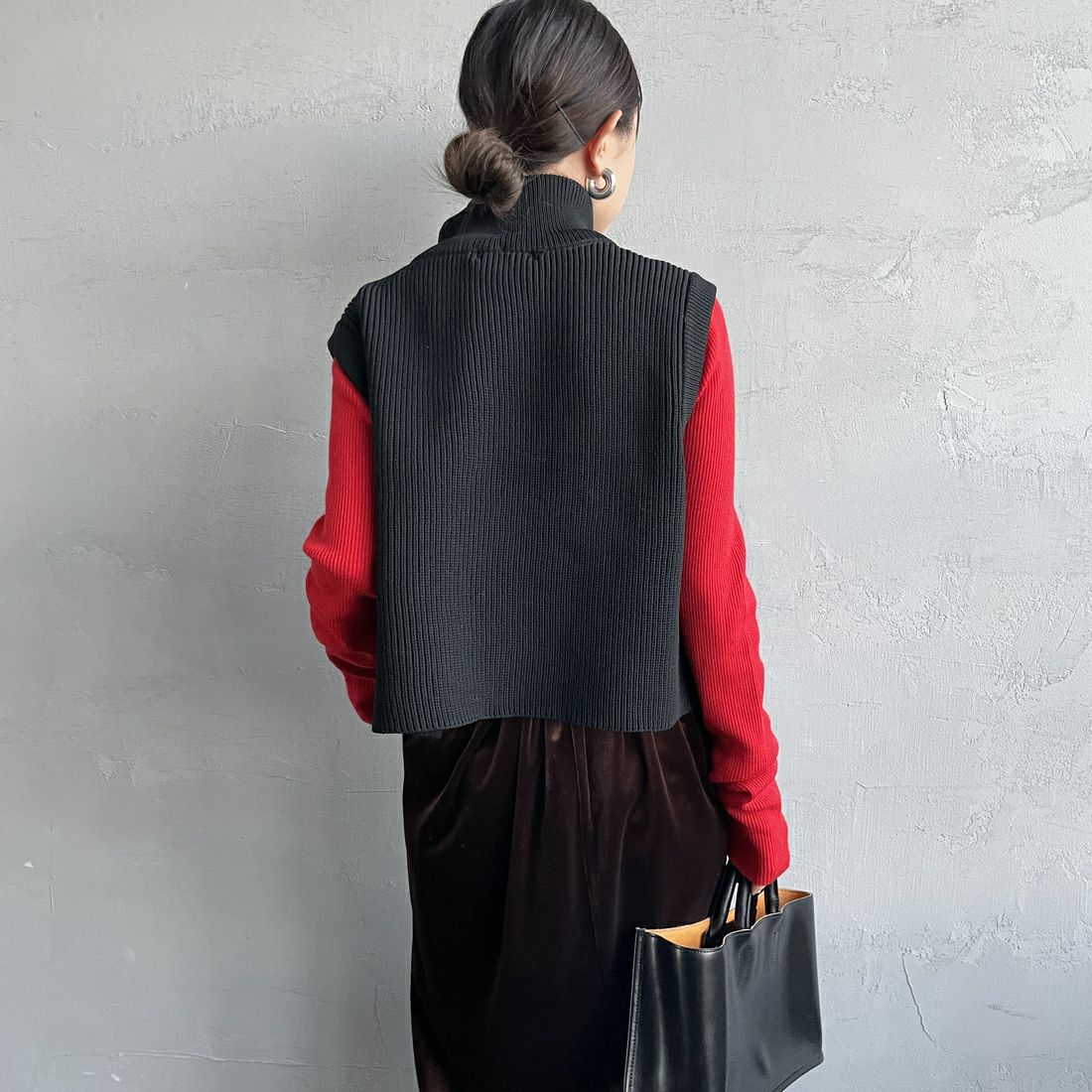 Maison de L'allure [メゾン ドゥ ラリュール] ドライバーズニットベスト [M24131020] 09 BLACK &&モデル身長：150cm 着用サイズ：F&&