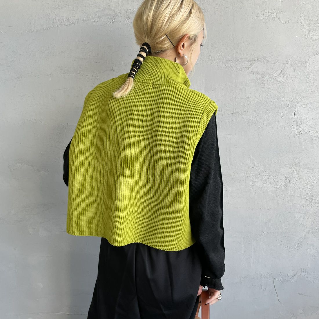 Maison de L'allure [メゾン ドゥ ラリュール] ドライバーズニットベスト [M24131020] 38 LIME &&モデル身長：150cm 着用サイズ：F&&